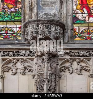 Détail des sculptures en pierre et vitraux de l'intérieur de la cathédrale dans la ville de Dieppe en France Banque D'Images