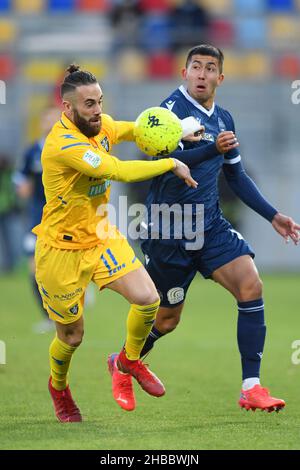 Frosinone, Italie.18th décembre 2021.FROSINONE, ITALIE - décembre 18 : Francesco Zampano (L) de Frosinone en action contre Mikael Egill Ellerssson (R) de SPAL pendant le match de football de la série B entre Frosinone et SPAL Stadio Benito Stirpe le 18 décembre 2021 à Frosinone Italie crédit: Agence photo indépendante/Alay Live News Banque D'Images