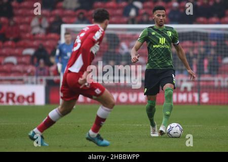 Middlesbrough, Royaume-Uni.18th décembre 2021.Lloyd Kelly, de Bournemouth, participe à Matt Crooks de Middlesbrough lors du match de championnat Sky Bet entre Middlesbrough et Bournemouth au stade Riverside, à Middlesbrough, le samedi 18th décembre 2021.(Crédit : Michael Driver | MI News) crédit : MI News & Sport /Alay Live News Banque D'Images