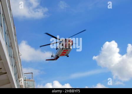 Hélicoptère Sikorsky, garde-côtes, en mission de sauvetage depuis un paquebot de croisière, en mer du Nord Banque D'Images