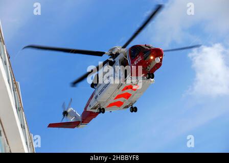 Hélicoptère Sikorsky, garde-côtes, en mission de sauvetage depuis un paquebot de croisière, en mer du Nord Banque D'Images