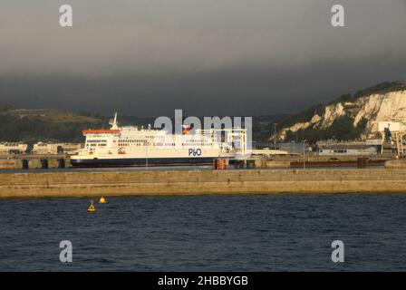 Ferry P&O Cross-Channel Pride of Canterbury dans le port de Douvres Banque D'Images