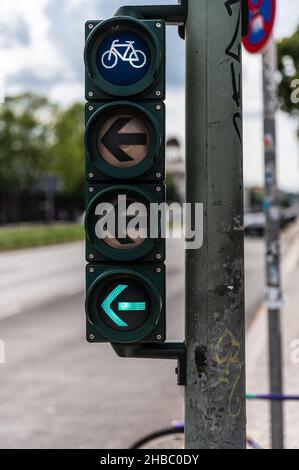 Feu de circulation de vélo avec feu vert et flèche pointant vers la gauche Banque D'Images