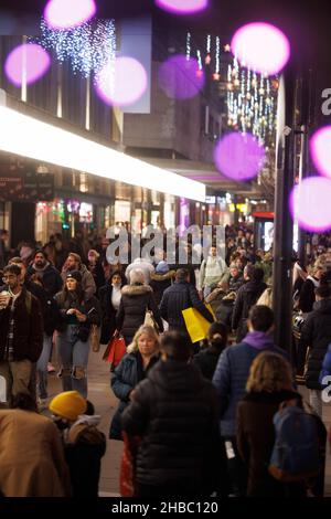 Londres, Royaume-Uni.18th décembre 2021.Oxford Street est très fréquentée par les amateurs de shopping le dernier week-end complet précédant le jour de Noël.Une certaine confiance est revenue à la rue haute, mais le nombre de la variante Omnitron continue à s'accroître.Credit: Tommy London/Alay Live News Banque D'Images