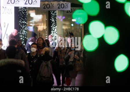 Londres, Royaume-Uni.18th décembre 2021.Oxford Street est très fréquentée par les amateurs de shopping le dernier week-end complet précédant le jour de Noël.Une certaine confiance est revenue à la rue haute, mais le nombre de la variante Omnitron continue à s'accroître.Credit: Tommy London/Alay Live News Banque D'Images