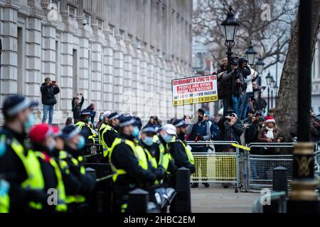 Londres, Royaume-Uni.18th décembre 2021.Les gens se rassemblent à l'extérieur de Downing Street pour protester contre les dernières restrictions de COVID19.Les manifestants s'unissent pour la liberté et marchent dans la ville pour montrer au gouvernement qu'ils n'ont pas confiance en leur leadership.Credit: Andy Barton/Alay Live News Banque D'Images