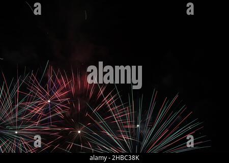 Superbes feux d'artifice colorés et ciel nocturne noir photographiés à Dubaï, Émirats arabes Unis, lors du festival commercial de Dubaï.Belle photo de célébration pour la Saint-Sylvestre Banque D'Images