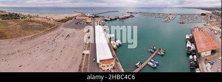 Vue panoramique sur le port principal de Burriana en Espagne sur un ciel froid hiver après-midi et des couleurs sombres Banque D'Images