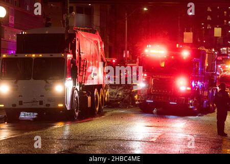 Seattle, États-Unis.18th décembre 2021.Police de Seattle et incendie lors d'un accident de voiture le 6th et Olive juste avant 1:00am dans le quartier commerçant de Westlake.Un témoin a déclaré que le véhicule se déplatait à une vitesse élevée avant de heurter l'arrière du camion à ordures stationnaire.Le conducteur est dans un état critique et a été transporté à l'hôpital de Harborview.La police enquête sur les lieux afin de déterminer une cause possible.Crédit : James Anderson/Alay Live News Banque D'Images