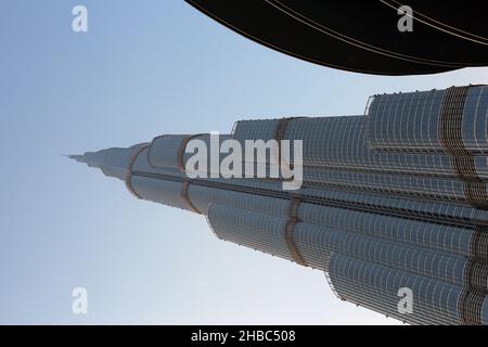 Burj Khalifa, l'un des plus hauts bâtiments du monde en plein jour.Dubaï, Émirats arabes Unis, décembre 2019.Magnifique gratte-ciel en verre avec le ciel bleu. Banque D'Images