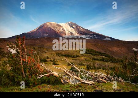 WA19906-00...WASHINGTON - High Camp à Adams Creek Meadows lors d'une journée fumée à la base de Mount Adams dans la nature sauvage de Mount Adams. Banque D'Images