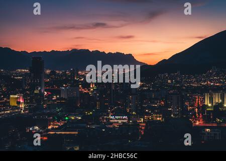 Vue sur la ville de Monterrey au coucher du soleil.Mexique. Banque D'Images