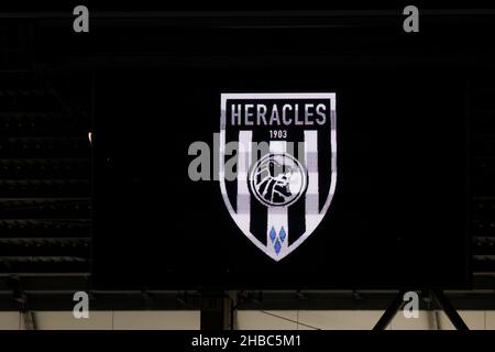 ALMELO, PAYS-BAS - DÉCEMBRE 18 : badge Heracles Almelo avant le match hollandais entre Heracles Almelo et FC Groningen à Erve Asito le 18 décembre 2021 à Almelo, pays-Bas (photo de Marcel ter Pals/Orange Pictures) Banque D'Images