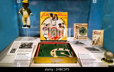 Rochester, New York, Etats-Unis.16 décembre 2021.Exposition de jouets, jeux et souvenirs d'époque à l'honneur de la grande Jackie Robinson au Strong National Banque D'Images