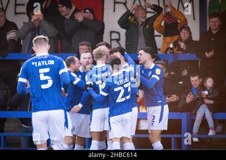 Rochdale, Royaume-Uni.18th décembre 2021.Jake Beesley de Rochdale (partiellement caché) célèbre avec ses coéquipiers après avoir atteint le but 1st de ses équipes.EFL Skybet football League Two Match, Rochdale AFC contre Newport County à la Crown Oil Arena de Rochdale, Greater Manchester, le samedi 18th décembre 2021. Cette image ne peut être utilisée qu'à des fins éditoriales.Utilisation éditoriale uniquement, licence requise pour une utilisation commerciale.Pas d'utilisation dans les Paris, les jeux ou un seul club/ligue/joueur publications.pic par crédit: Andrew Orchard sports photographie/Alamy Live News Banque D'Images