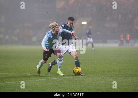 Dens Park, Dundee, Royaume-Uni.18th décembre 2021.Scottish Premier League football, Dundee FC versus Hearts; McKay of Hearts est soulagée du ballon Credit: Action plus Sports/Alay Live News Banque D'Images