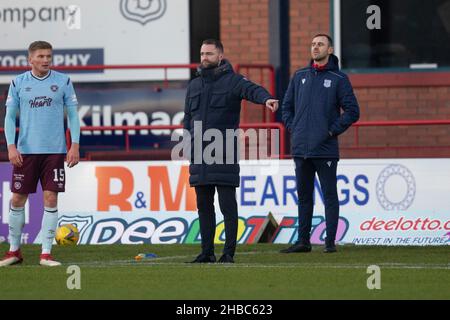 Dens Park, Dundee, Royaume-Uni.18th décembre 2021.Scottish Premier League football, Dundee FC versus Hearts; James McPake, directeur de Dundee, donne des souvenirs crédit: Action plus Sports/Alay Live News Banque D'Images