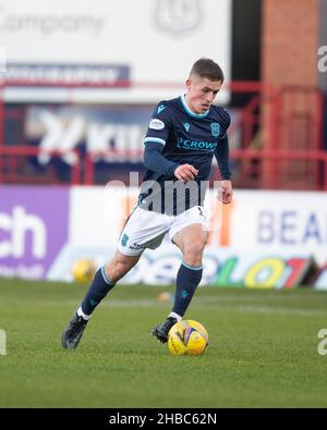 Dens Park, Dundee, Royaume-Uni.18th décembre 2021.Scottish Premier League football, Dundee FC versus Hearts; Luke McCowan de Dundee porte le ballon en avant Credit: Action plus Sports/Alay Live News Banque D'Images