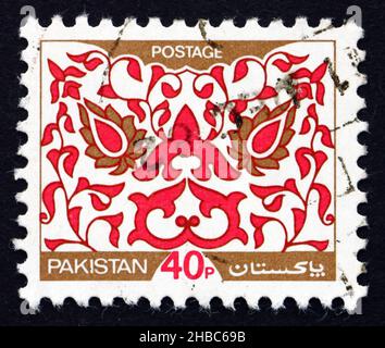 PAKISTAN - VERS 1980 : un timbre imprimé au Pakistan montre une décoration traditionnelle, vers 1980 Banque D'Images