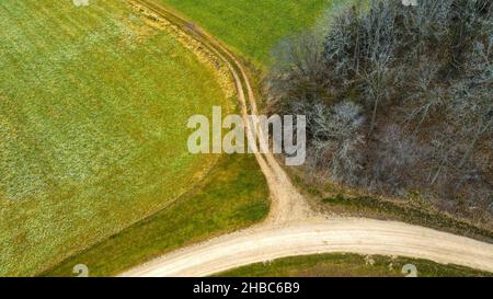 Des chemins qui s'exécutent le long des champs et de l'agriculture Banque D'Images