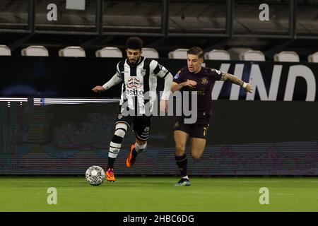ALMELO, PAYS-BAS - DÉCEMBRE 18: Bilal Baasikoglu des Heracles Almelo, Tomas Suslov du FC Groningen pendant le match néerlandais Eredivisie entre Heracles Almelo et FC Groningen à Erve Asito le 18 décembre 2021 à Almelo, pays-Bas (photo de Marcel ter Bals/Orange Pictures) Banque D'Images