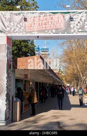 Place du marché de la Feria Mercado de Artesanía de la Comunidad de Madrid, une foire artisanale annuelle qui a lieu sur le Paseo de Recoletos. Banque D'Images