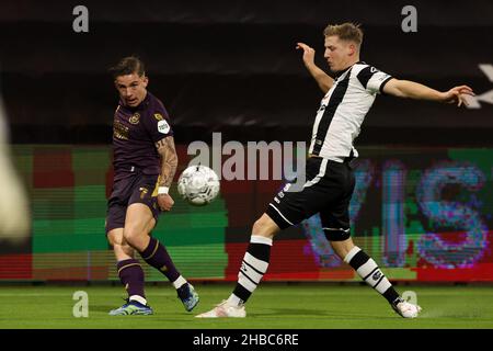 ALMELO, PAYS-BAS - DÉCEMBRE 18 : Tomas Suslov du FC Groningen, Mats Knoester de Heracles Almelo pendant le match hollandais entre Heracles Almelo et FC Groningen à Erve Asito le 18 décembre 2021 à Almelo, pays-Bas (photo de Marcel ter Bals/Orange Pictures) Banque D'Images
