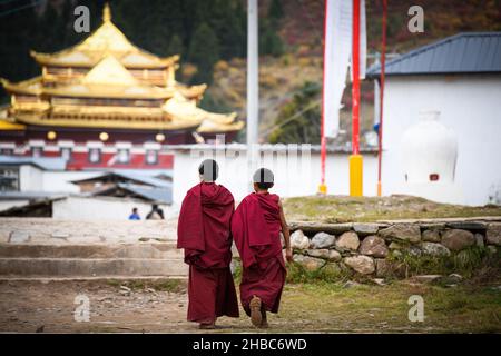 GANSU, CHINE - 18 novembre 2019 : les petits moines tibétains qui marchent autour du temple de Langmusi à Gansu, en Chine Banque D'Images