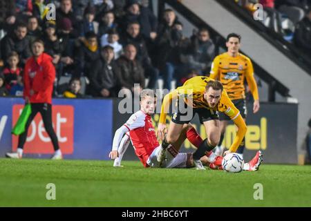 Cambridge, Royaume-Uni.18th décembre 2021.Adam May (19 Cambridge United) va au sol lors du match de la Sky Bet League 1 entre Cambridge United et Rotherham United au R coings Abbey Stadium, Cambridge, Angleterre, le 18 décembre 2021.Photo de Kevin Hodgson/Prime Media Images.Crédit : Prime Media Images/Alamy Live News Banque D'Images