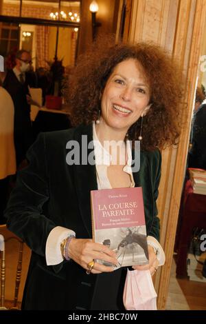 Paris, France.6th décembre 2021.Theresa Revay participe à la Foire du livre d'histoire 11th au cercle National des armes le 6 décembre à Paris, France. Banque D'Images