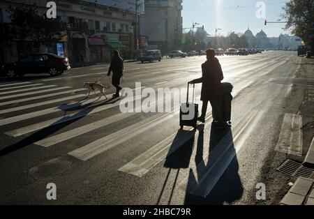 Bucarest, Roumanie - 26 novembre 2021 : les gens traversent la rue à Bucarest, Roumanie.Cette image est destinée à un usage éditorial uniquement. Banque D'Images