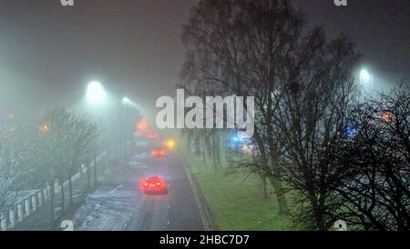 Glasgow, Écosse, Royaume-Uni 18th décembre 2021.UK Météo: :brouillard dangereux sur la A82 route vers les montagnes occidentales dans le nord de Glasgowm grande route occidentale avec visibilité à 100 mètres.Crédit Gerard Ferry/Alay Live News Banque D'Images