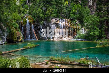 Vue panoramique sur le lac Hanging, une formation géologique naturelle en travertin dans le canyon de Glenwood, par une belle journée d'été.Glenwood Springs, Colorado, États-Unis Banque D'Images