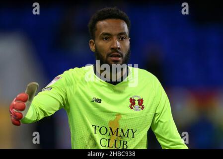 Birkenhead, Royaume-Uni.18th décembre 2021.Le gardien de but Leyton Orient Lawrence Vigoroux regarde dessus.EFL Skybet football League Two Match, Tranmere Rovers v Leyton Orient au Prenton Park, Birkenhead, Wirral, le samedi 18th décembre 2021. Cette image ne peut être utilisée qu'à des fins éditoriales.Utilisation éditoriale uniquement, licence requise pour une utilisation commerciale.Aucune utilisation dans les Paris, les jeux ou les publications d'un seul club/ligue/joueur.pic par Chris Stading/Andrew Orchard sports Photography/Alamy Live News crédit: Andrew Orchard sports Photography/Alamy Live News Banque D'Images