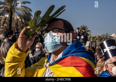 Barcelone, Espagne.18th décembre 2021.Un manifestant avec un drapeau pro-indépendance est vu montrant le symbole de Som escola en forme de main verte pendant la démonstration.convoqué par la plate-forme éducative de Som Escola,Des milliers de personnes ont manifesté dans le centre de Barcelone pour la défense de la langue catalane et contre l'enseignement de 25% des classes en espagnol tel que décrété par les décisions de justice.(Photo par Paco Freire/SOPA Images/Sipa USA) crédit: SIPA USA/Alay Live News Banque D'Images