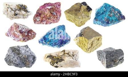 ensemble de plusieurs pierres de chalcopyrite découpées sur fond blanc Banque D'Images