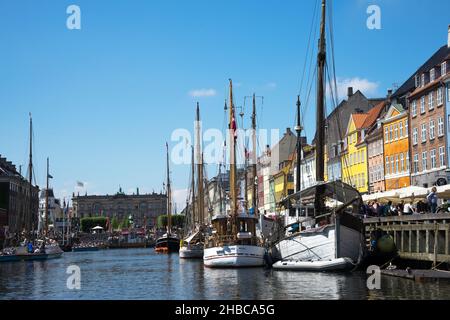 Nyhavn est un front de mer et un canal à Copenhague, au Danemark. Façades colorées de maisons et vieux navires le long du canal. Bateaux en bois amarrés dans le canal. Banque D'Images