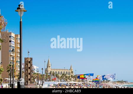 Plage avec le Sanctuaire et église Virgen de Regla à Chipiona en arrière-plan, Cadix, Andalousie, Espagne Banque D'Images