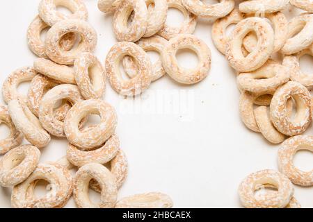 bagels en glaçure blanche sur fond blanc Banque D'Images