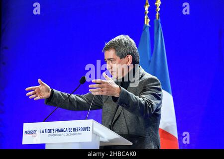 Valérie Pecresse, candidate les Républicains LR, aux élections présidentielles de 2022, en réunion à Strasbourg dans le district de Neudorf.En présence de Philippe Richert ancien Président de la région Grand est, Jean Rottner Président en exercice de la région Grand est, Jean Philippe Vetter, Jean Philippe Maurer, Anne Sander, ainsi que des élus de la région et des partisans du parti LR.17 décembre 2021, à Strasbourg, dans le nord-est de la France.Photo de Nicolas Roses/ABACAPRESS.COM Banque D'Images