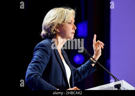Valérie Pecresse, candidate les Républicains LR, aux élections présidentielles de 2022, en réunion à Strasbourg dans le district de Neudorf.En présence de Philippe Richert ancien Président de la région Grand est, Jean Rottner Président en exercice de la région Grand est, Jean Philippe Vetter, Jean Philippe Maurer, Anne Sander, ainsi que des élus de la région et des partisans du parti LR.17 décembre 2021, à Strasbourg, dans le nord-est de la France.Photo de Nicolas Roses/ABACAPRESS.COM Banque D'Images