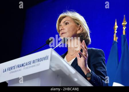 Valérie Pecresse, candidate les Républicains LR, aux élections présidentielles de 2022, en réunion à Strasbourg dans le district de Neudorf.En présence de Philippe Richert ancien Président de la région Grand est, Jean Rottner Président en exercice de la région Grand est, Jean Philippe Vetter, Jean Philippe Maurer, Anne Sander, ainsi que des élus de la région et des partisans du parti LR.17 décembre 2021, à Strasbourg, dans le nord-est de la France.Photo de Nicolas Roses/ABACAPRESS.COM Banque D'Images