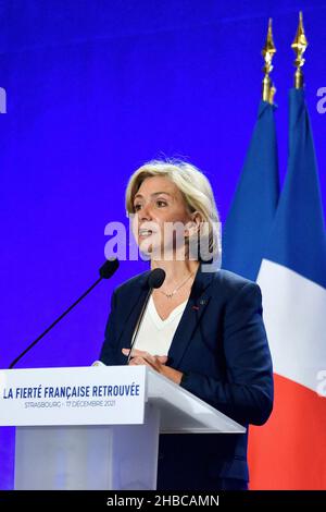 Valérie Pecresse, candidate les Républicains LR, aux élections présidentielles de 2022, en réunion à Strasbourg dans le district de Neudorf.En présence de Philippe Richert ancien Président de la région Grand est, Jean Rottner Président en exercice de la région Grand est, Jean Philippe Vetter, Jean Philippe Maurer, Anne Sander, ainsi que des élus de la région et des partisans du parti LR.17 décembre 2021, à Strasbourg, dans le nord-est de la France.Photo de Nicolas Roses/ABACAPRESS.COM Banque D'Images