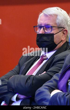 Valérie Pecresse, candidate les Républicains LR, aux élections présidentielles de 2022, en réunion à Strasbourg dans le district de Neudorf.En présence de Philippe Richert ancien Président de la région Grand est, Jean Rottner Président en exercice de la région Grand est, Jean Philippe Vetter, Jean Philippe Maurer, Anne Sander, ainsi que des élus de la région et des partisans du parti LR.17 décembre 2021, à Strasbourg, dans le nord-est de la France.Photo de Nicolas Roses/ABACAPRESS.COM Banque D'Images
