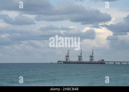 Hadera, Israël - 16th décembre 2021 : quai de déchargement du charbon dans la mer méditerranée, à côté de la centrale électrique 'Orot Rabin'. Banque D'Images