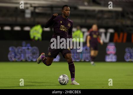 ALMELO, PAYS-BAS - DÉCEMBRE 18 : Neraysho Kasanwirjo du FC Groningen, lors du match hollandais entre Heracles Almelo et le FC Groningen à Erve Asito, le 18 décembre 2021 à Almelo, pays-Bas (photo de Marcel ter Pals/Orange Pictures) Banque D'Images