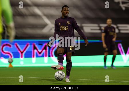 ALMELO, PAYS-BAS - DÉCEMBRE 18 : Neraysho Kasanwirjo du FC Groningen, lors du match hollandais entre Heracles Almelo et le FC Groningen à Erve Asito, le 18 décembre 2021 à Almelo, pays-Bas (photo de Marcel ter Pals/Orange Pictures) Banque D'Images
