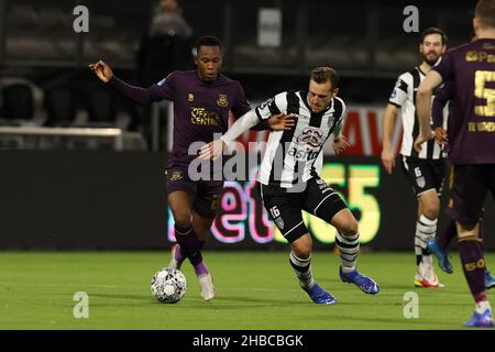 ALMELO, PAYS-BAS - DÉCEMBRE 18 : Neraysho Kasanwirjo du FC Groningen, Kaj Sierhuis de Heracles Almelo pendant le match d'Eredivisiie néerlandais entre Heracles Almelo et le FC Groningen à Erve Asito le 18 décembre 2021 à Almelo, pays-Bas (photo de Marcel ter Bals/Orange Pictures) Banque D'Images