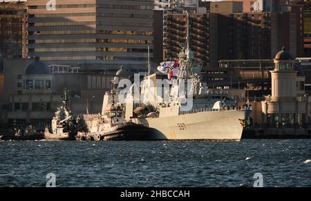 Halifax, Nouvelle-Écosse, Canada.18th décembre 2021.Le matin froid de décembre, la frégate canadienne NCSM Fredericton retourne à son homeport de Halifax après avoir terminé un déploiement de six mois dans les eaux de l'Atlantique Nord et du nord de l'Europe.Pendant ce temps, le NCSM Fredericton a participé à l’opération rassurance, au cours de laquelle le navire a assumé le commandement du Groupe maritime permanent de l’OTAN un. Banque D'Images