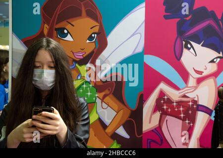 Moscou, Russie.18th décembre 2021 Une fille au festival de la culture pop Bubble Comics con 2021 sur fond de portraits la princesse Winx a tenu COVID-free à l'Expocentre de Moscou, Russie Banque D'Images